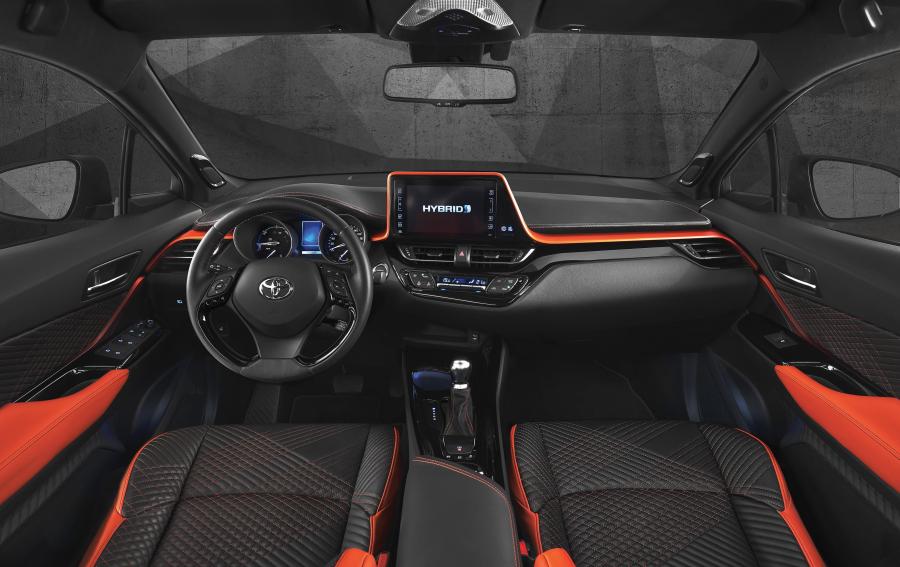 Торпедо Toyota C-HR Hy-Power Concept 2017 года  (фото 17 из 20)
